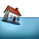 Floating underwater home